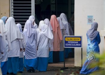Calon-calon SPM 2025 memasuki dewan peperiksaan di Sekolah Menengah Kebangsaan Putrajaya Presint 11(1), Putrajaya. - UTUSAN/FAISOL MUSTAFA