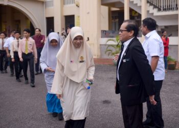 MOHD Azam Ahmad menyantuni calon-calon SPM 2025, di Sekolah Menengah Kebangsaan Putrajaya Presint 11(1), Putrajaya. - UTUSAN/FAISOL MUSTAFA