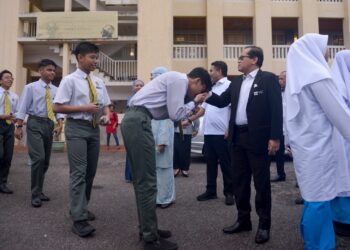 MOHD Azam Ahmad menyantuni calon-calon SPM 2025, di Sekolah Menengah Kebangsaan Putrajaya Presint 11(1), Putrajaya. - UTUSAN/FAISOL MUSTAFA