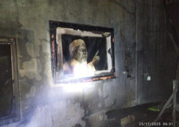 LUKISAN Allahyarham Tok Guru Nik Aziz yang digantung di pejabat pengurusan Pusat Tarbiah Islamiah Kelantan (PUTIK), Pengkalan Chepa, Kelantan, tidak hangus dalam kejadian awal pagi tadi. - IHSAN BOMBA