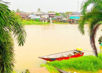 KEADAAN terkini paras air Sungai Golok, Rantau Panjang, Kelantan yang sudah melepasi tahap bahaya.-IHSAN NASRAN NASUHA