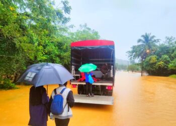 ANGGOTA Balai Bomba dan Penyelamat Kuala Krai membantu menyelamat dan membawa calon SPM untuk menduduki peperiksaan di SMUA Shukriah, Bukit Sireh, Kuala Krai, Kelantan-IHSAN BOMBA.