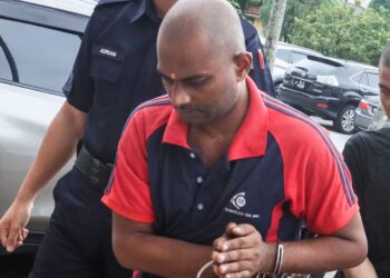 DINESH Kumar Mandal ketika dibawa ke Mahkamah Majistret di Bukit Mertajam, Pulau Pinang hari ini atas pertuduhan membunuh seorang wanita dan anak angkatnya di Juru, bulan lepas.-UTUSAN/DANIAL SAAD