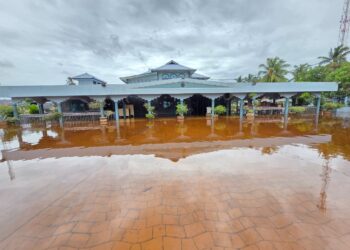 KEADAAN rumah Ahmad Zahid Hamidi di Kampung Sungai Nipah Darat di Bagan Datuk, Perak yang dilanda banjir ketika tinjauan semalam. - UTUSAN/AIN SAFRE BIDIN.