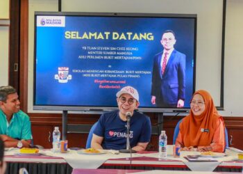 STEVEN Sim Chee Keong (tengah) ketika hadir menyampaikan peruntukan sebanyak RM207,000 bagi pembangunan digital di SMK Bukit Mertajam, Pulau Pinang baru-baru ini.