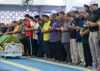 MUHAMMAD Al Syafiq mengetuai solat jenazah bapanya, Allahyarham Dharma Harun di Masjid Abu Ubaidah Al-Jarrah, Kuala Lumpur semalam.-UTUSAN/M. FIRDAUS M. JOHARI