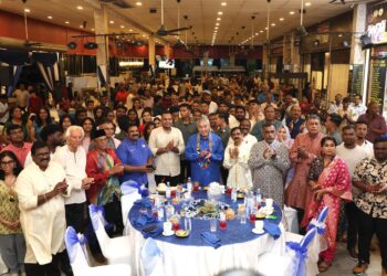 AHMAD Zahid Hamidi bergambar bersama tetamu Majlis Ramah Mesra TPM bersama Masyarakat Kaum India Sabah di Inanam, Sabah.-UTUSAN/AMIR KHALID