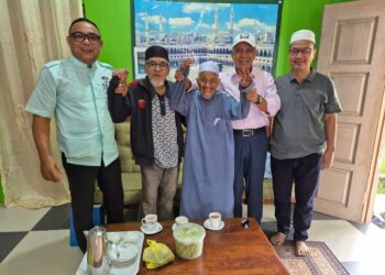 ISHAK Musa (tiga dari kanan) masih bertenaga ketika dikunjungi rakan-rakannya di Kampung Pamah Kulat, Ulu Dong di Raub, Pahang.