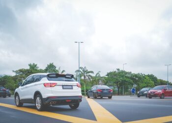 KETIADAAN lampu isyarat di persimpangan utama Persiaran Bestari-Persiaran Rimba Permai, Cyberjaya menyebabkan kawasan tersebut sesak dan berbahaya kepada pengguna jalan raya. 
– UTUSAN/FAIZ ALIF ZUBIR