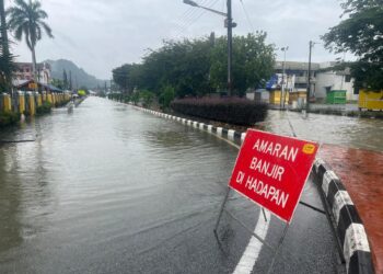 KEBANYAKAN jalan di Kangar masih dinaiki air berikutan banjir di Kangar, Perlis hari ini.-UTUSAN/ASYRAF MUHAMMAD