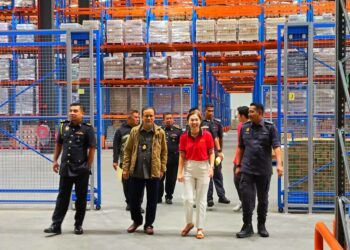 AZMAN Ismail (dua kiri) semasa mengadakan lawatan ke pemborong utama sempena kesiapsiagaan hadapi musim tengkujuh di Jedok, Tanah Merah, Kelantan hari ini-UTUSAN/YATIMIN ABDULLAH.