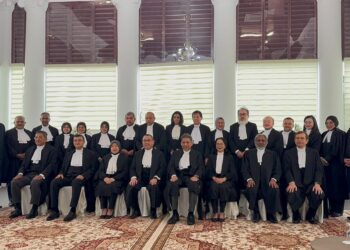 WAN Ahmad Farid Wan Salleh (duduk, empat dari kiri) ketika hadir merasmikan Persidangan Mahkamah Rayuan Secara Litar di Kompleks Mahkamah Tinggi Pulau Pinang di George Town, Pulau Pinang hari ini.