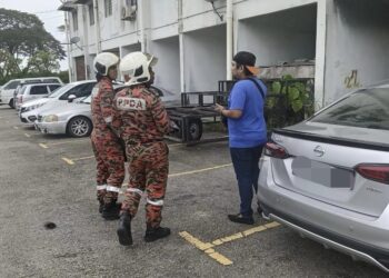 ANGGOTA bomba memeriksa keadaan sebuah pangsapuri di Ampang Jajar, Butterworth, Pulau Pinang selepas menerima panggilan berhubung kejadian gegaran yang berlaku di kawasan tersebut, hari ini.-GAMBAR/JBPM PULAU PINANG