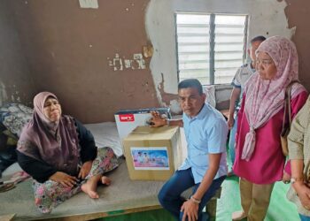 RAHMAH Abdul Wahab (kiri) menerima kunjungan Pengerusi Biro Felda PKR Pahang, Muhammad Yazid Che Mat (tiga dari kanan) di Kampung Baru Cenderawasih, Sungai Miang di Pekan, Pahang.