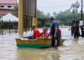 PENDUDUK terpaksa menggunakan bot selepas kawasan berhampiran Pusat Pemeriksaan Kastam Zon Bebas Cukai Pintu 2, Rantau Panjang, Kelantan ditenggelami banjir semalam.-UTUSAN/KAMARUL BISMI KAMARUZAMAN.