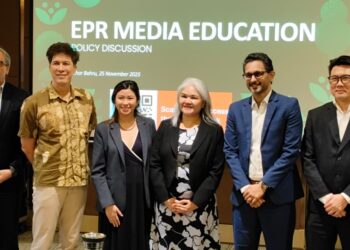 TINA Jamaluddin (tiga dari kanan) dan Roberto Benetello (kiri) bersama barisan ahli panel Sesi Perbincangan Polisi: Memahami Model dan Skim EPR di Johor Bahru, Johor. – UTUSAN/HADI AB. MANAP