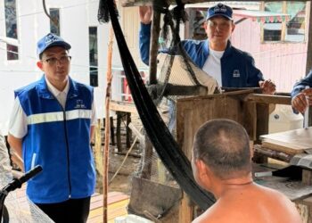Shahnon Rizal Thaijuddin menyantuni pengundi di Kampung Baru-Baru, Sabah.