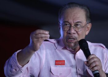 ANWAR Ibrahim menyampaikan amanat pada Program Grand Finale Harapan Urang Sabah di Stadium Likas.-UTUSAN/AMIR KHALID