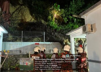 ANGGOTA bomba membuat pemantauan susulan kejadian tanah runtuh yang berlaku di Taman Bukit Berlian, Seremban pagi tadi.