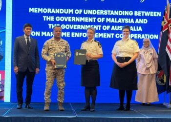 MOHD. Zawawi Abdullah (dua dari kiri) dan Timbalan Komander Pemerintahan Sempadan Maritim Australian Border Force (ABF), Linda Cappello pada Majlis Penutup Operasi Redback Siri 21/2025.