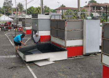 GERAI-gerai MyKiosk yang rosak akibat   dipukul ribut di Pantai Saujana, Port Dickson hari ini.-UTUSAN/MOHD SHAHJEHAN MAAMIN