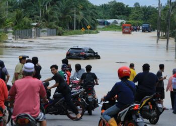 JALAN untuk ke pekan Linggi, Port Dickson yang tidak boleh dilalui kenderaan ringan berikutan air sungai yang melimpah pagi tadi.-UTUSAN/MOHD. SHAHJEHAN MAAMIN