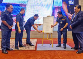 NOR Hisham Mohammad (tengah) merasmikan Majlis Sambutan Hari Integriti JBPM 2025 di Ayer Keroh, Melaka hari ini. - UTUSAN/AMRAN ALI