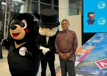 P. Manoharan bersama maskot MONOPOLY dan maskot TMM2026, Manja ketika majlis pelancaran MONOPOLY: Edisi Kuala Lumpur di KLIA disini, hari ini.