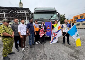 LOKMAN Hakim Abdul Rahman (enam dari kiri) ketika melepaskan Misi Kemanusiaan Skuad Ihsan Madani di Berapit, Bukit Mertajam, Pulau Pinang hari ini.