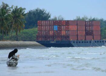 SEBUAH tongkang membawa kontena yang ditolak ombak kuat menghampiri pantai Port Dickson ekoran ribut tropika Senyar hari ini.-UTUSAN/MOHD. SHAHJEHAN MAAMIN