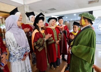 DR. Ahmad Farhan Mohd Sadullah (kanan) beramah mesra dengan para pemenang hadiah universiti sempena Majlis Konvokesyen UPM ke-49, Sidang 2 di UPM Serdang.