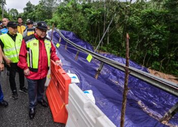 MENTERI Kerja Raya, Datuk Seri Alexander Nanta Linggi ketika meninjau keadaan tebing jalan yang runtuh susulan hujan lebat di Jalan Sungai Buaya, Hulu Selangor di sini, hari ini. - UTUSAN/SYAKIR RADIN