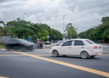 PENGGUNA jalan raya terpaksa menyabung nyawa apabila melintas
di Persiaran Bestari-Persiaran Rimba Permai, Selangor yang tidak
dilengkapi lampu isyarat. – UTUSAN/FAIZ ALIF ZUBIR