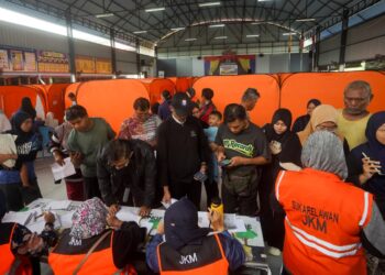 SERAMAI 198 orang mangsa terjejas banjir daripada 67 buah keluarga masih lagi ditempatkan di PPS Sekolah Kebangsaan Salak, Sepak, Selangor.-UTUSAN/FAISOL MUSTAFA.