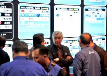 AHMAD Zahid Hamidi ketika menunggu keputusan sempena Pilihan Raya Umum Negeri Sabah di Command Center Barisan Nasional, Kota Kinabalu.