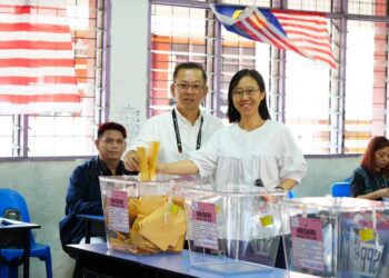 CHAB Foong Hin bersama isterinya Koh Chen Yean mengundi di SK Bahang, Penampang pagi tadi.