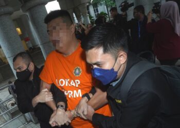 Albert Tei dibawa pegawai SPRM untuk permohonan reman bagi membantu siasatan berhubung dakwaan rasuah di Mahkamah Majistret Putrajaya. - UTUSAN/ FAISOL MUSTAFA