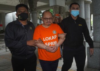 SHAMSUL Iskandar Mohd Akin dan Albert Tei dibawa pegawai SPRM untuk permohonan reman bagi membantu siasatan berhubung dakwaan rasuah di Mahkamah Majistret Putrajaya. - UTUSAN/ FAISOL MUSTAFA