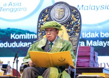 SULTAN Selangor, Sultan Sharafuddin Idris Shah berkenan menyampaikan titah ucapan pada Majlis Konvokesyen Universiti Putra Malaysia (UPM) ke-49 di Dewan Besar Pusat Kebudayaan dan Kesenian Sultan Salahuddin Abdul Aziz Shah UPM di sini hari ini. - UTUSAN/FARIZ RUSADIO