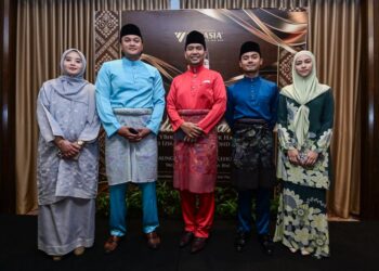 Penaung dan Penasihat Kehormat Vacasia Tours & Travels Sdn Bhd, Datuk Izhar Ariff (tengah) dan Pengarah Urusan Vacasia Tours & Travels Sdn Bhd, Adam Ibrahim (dua kanan) ketika sesi bergambar pada Majlis Pelantikan Penaung dan Penasihat Kehormat Vacasia Tours & Travels Sdn Bhd di Seri Pacific Hotel Kuala Lumpur di sini, hari ini. - UTUSAN/SYAKIR RADIN