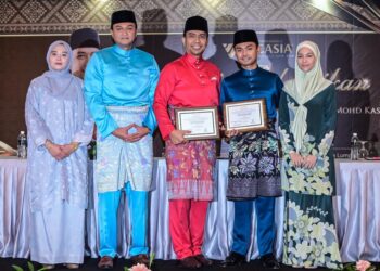 Penaung dan Penasihat Kehormat Vacasia Tours & Travels Sdn Bhd, Datuk Izhar Ariff (tengah) dan Pengarah Urusan Vacasia Tours & Travels Sdn Bhd, Adam Ibrahim (dua kanan) ketika sesi bergambar pada Majlis Pelantikan Penaung dan Penasihat Kehormat Vacasia Tours & Travels Sdn Bhd di Seri Pacific Hotel Kuala Lumpur di sini, hari ini. - UTUSAN/SYAKIR RADIN