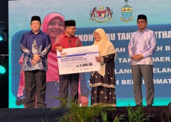 MOHD. Na’im (dua dari kiri) ketika menyampaikan Anugerah Tokoh Guru Takmir (Wanita) kepada Samsiah Husin sempena Karnival Al-Falah Madani di Masjid Mengkuang Titi, Bukit Mertajam, Pulau Pinang hari ini.-GAMBAR/SITI NUR MAS ERAH AMRAN