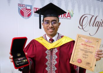 MUHAMMAD Amir Zakwan Mohd Zailani menunjukkan pingat yang diterima pada Majlis Konvokesyen Universiti Putra Malaysia (UPM) ke-49 di Dewan Besar Pusat Kebudayaan dan Kesenian Sultan Salahuddin Abdul Aziz Shah UPM di sini hari ini. - UTUSAN/FARIZ RUSADIO
