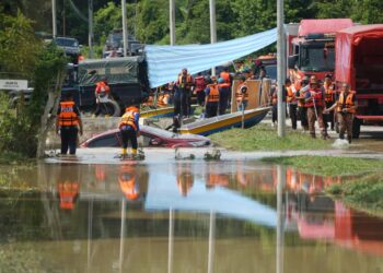 PASUKAN penyelamat melakukan operasi SAR mangsa dikhuatiri lemas berhampiran Klinik Desa Giching, Sepang.- UTUSANFAISOL MUSTAFA