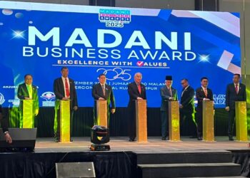 MOHD. Ali Mohd. Rustam (tengah) semasa merasmikan Anugerah Perniagaan Madani 2025 di ibu negara, kelmarin.- UTUSAN/AFIQAH ABAS