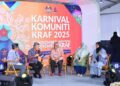 Shaharuddin Abu Sohot (dua dari kiri) bersama komuniti kraf baharu pada program 5 Minit - Santai Bersama Dato’ KSU di  Kompleks Kraf Kuala Lumpur, kelmarin.