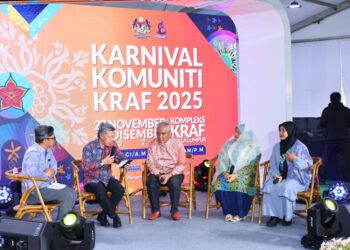 Shaharuddin Abu Sohot (dua dari kiri) bersama komuniti kraf baharu pada program 5 Minit - Santai Bersama Dato’ KSU di  Kompleks Kraf Kuala Lumpur, kelmarin.