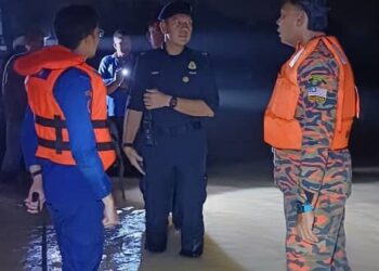 OPERASI mencari seorang mangsa dikhuatiri lemas selepas kereta dinaiki terperangkap dalam banjir berhampiran Klinik Desa Giching, Sepang.