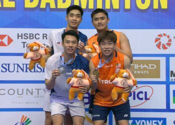 Kang Khai Xing-Aaron Tai (kanan) dan Chia Weijie-Lwi Sheng Hao bersama pingat masing-masing pada Kejohanan Badminton Antarabangsa India Syed Modi di Lucknow, India, hari ini.