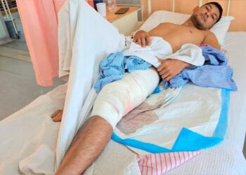 MUHAMMAD Zarith Hafizi yang cedera pada kaki kiri akibat diserang buaya dalam kini dirawat di Hospital Teluk Intan. – UTUSAN/AIN SAFRE BIDIN